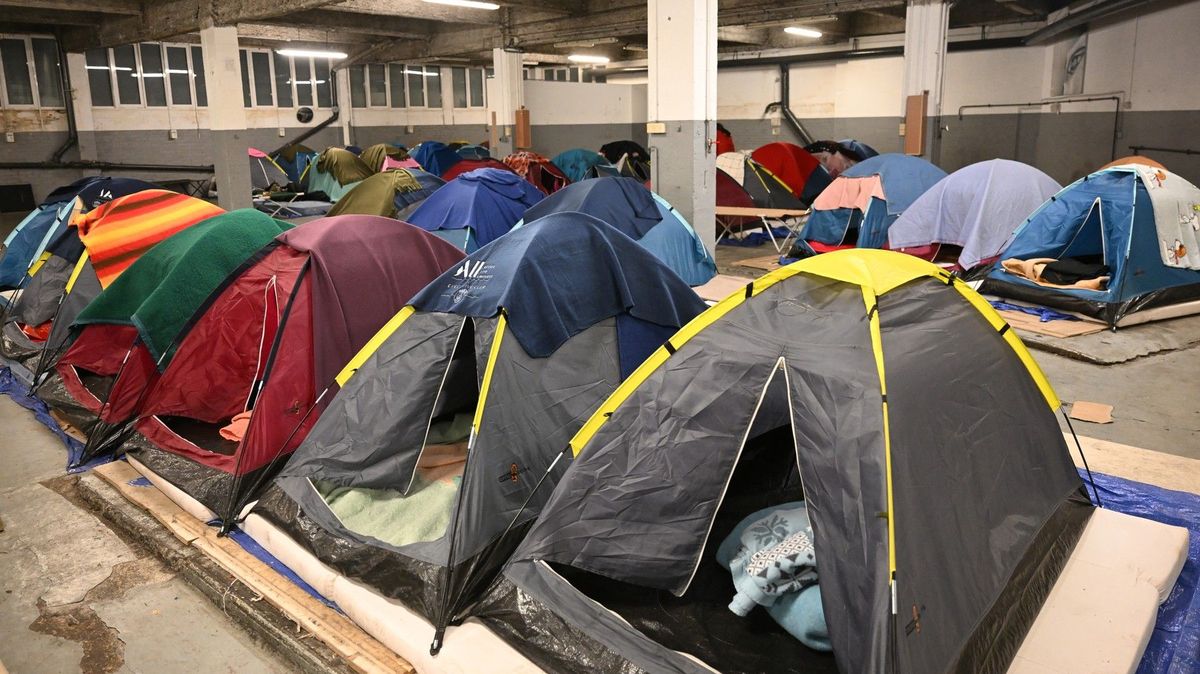 Francie chce před olympiádou uklidit z Paříže do regionů tisíce bezdomovců a migrantů